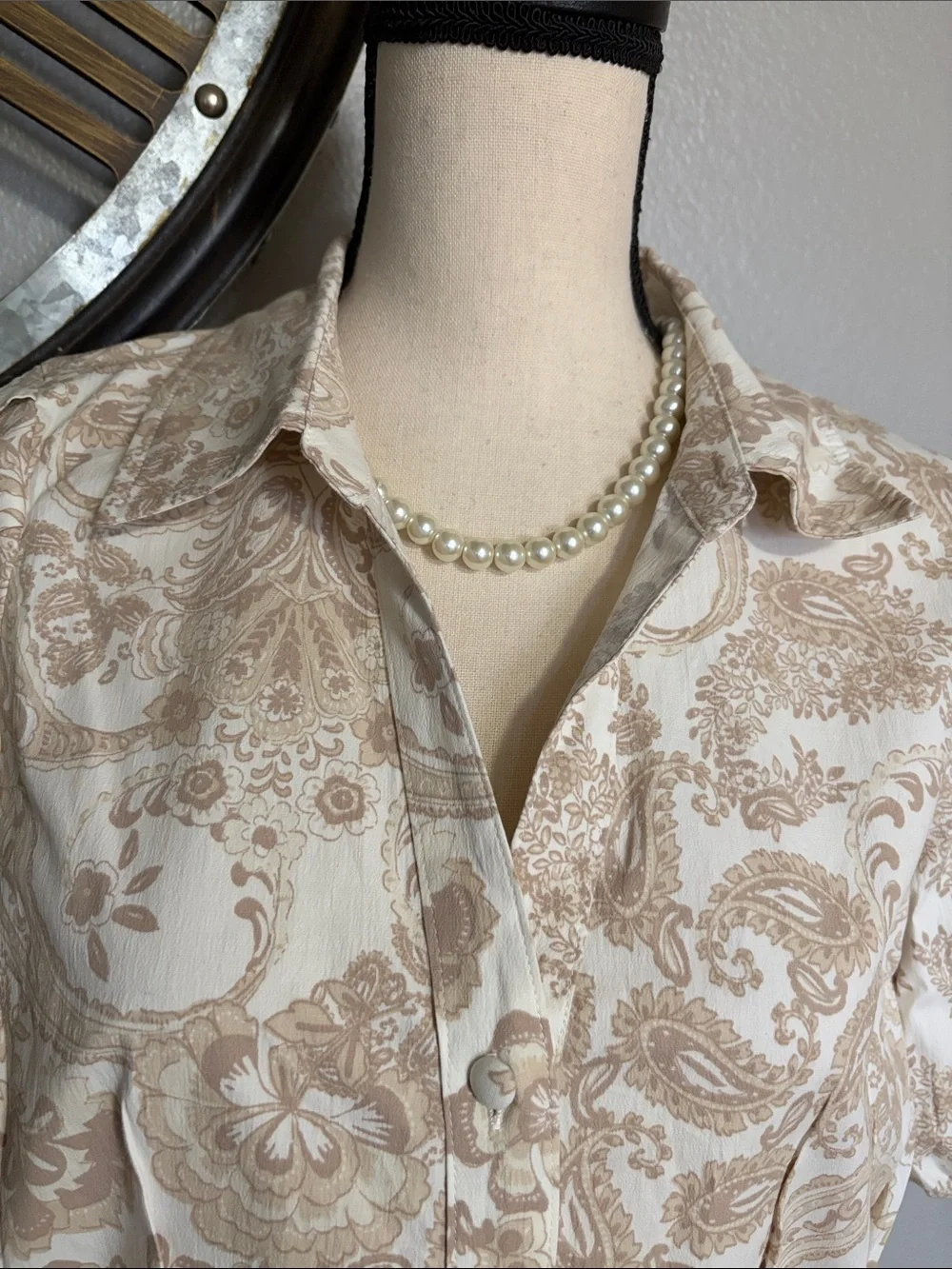 BAGATELLE White with tan flora print Puff Sleeve Button-Front Women's Shirt - Picture 5 of 10
